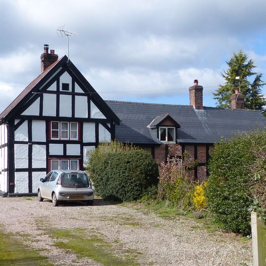 Bunbury Locks Cottage, Black and White Cottage, and Black and White House