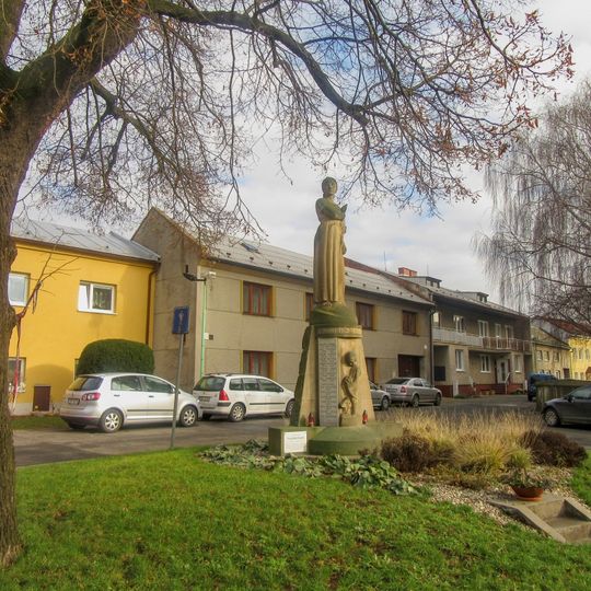 Pomník padlým v Těšeticích u kostela