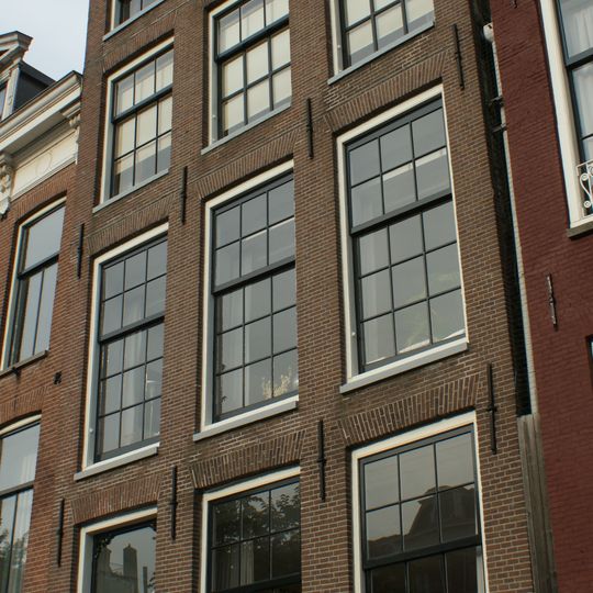 Pand met gevel onder gesneden verhoogde lijst