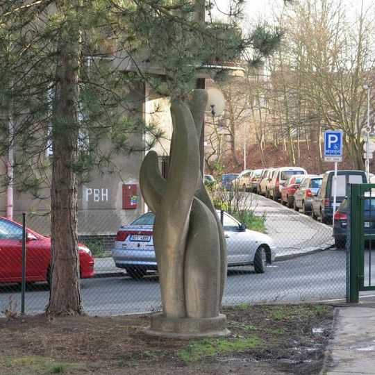 Kamenná plastika v Alešově ulici v Klíši