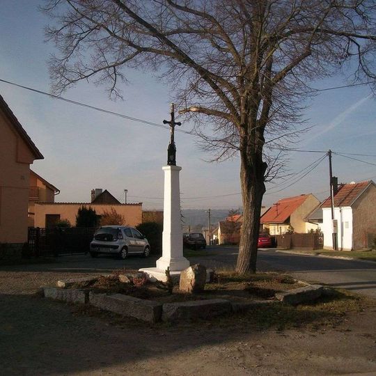 Kříž v Bukové na křižovatce