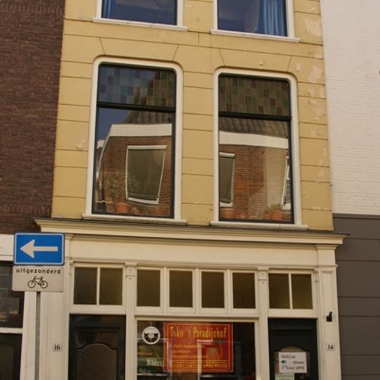 Huis met gepleisterde lijstgevel