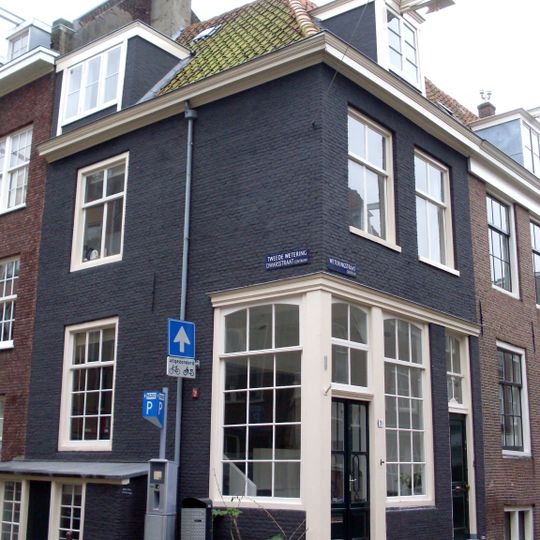 Pand van het 'noortse-bos-type' pothuis tegen het zijgevel