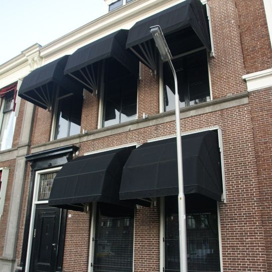 Voornaam herenhuis in sobere eclectische stijl