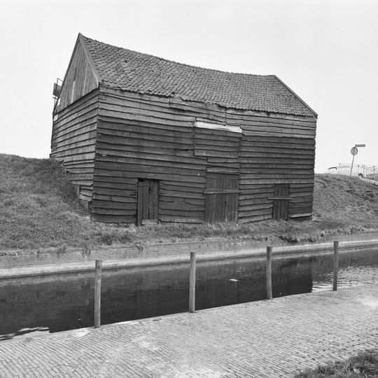 Drie houten turfschuren