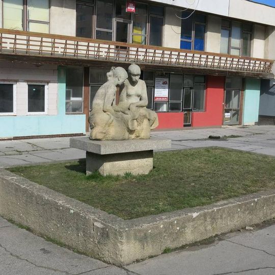 Socha Dívky s drapérií u obchodu v ulici V Podhájí v Rumburku