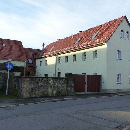Bauernhof mit Wohnstallhaus, winkelförmig angebauter Scheune und Hofmauer Hauptstraße 12
