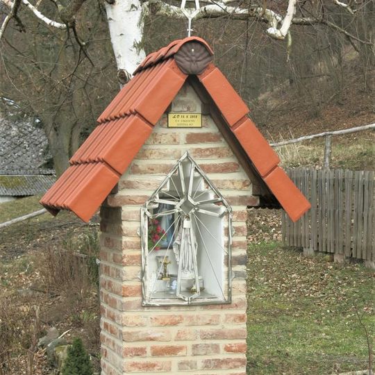 Kaplička naproti domu 70 v Leštině