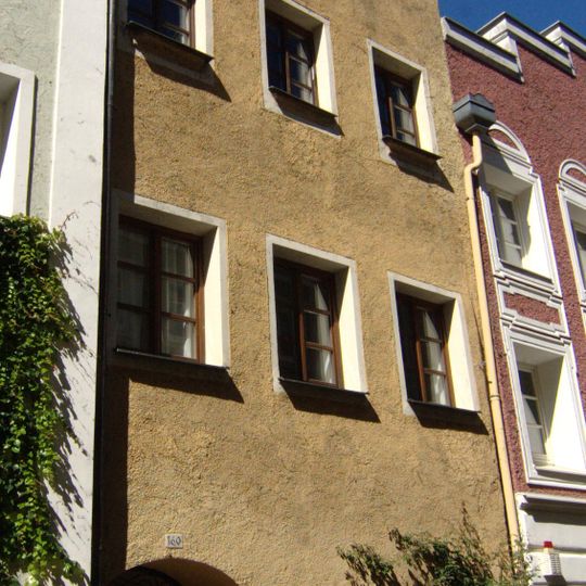 Wohn- und Geschäftshaus, ehemaliges Handwerkerhaus, sogenanntes Büchsenmacherhaus in den Grüben