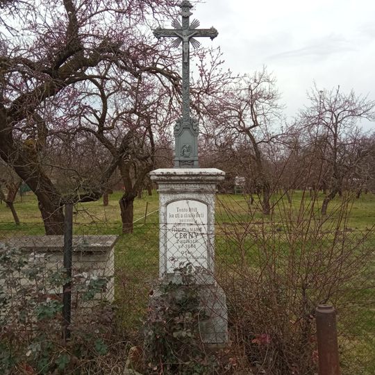 Kříž v ulici Ledárenská v Holáskách