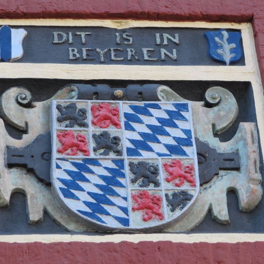 Pand genaamd: "Dit is in Beyeren" met wapensteen Beyeren, 87a tot zelfde woning behorend doch verbouwd