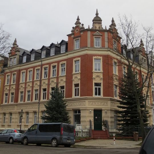 Mietshaus in geschlossener Bebauung in Ecklage mit Vorgarten und Einfriedung Kochstraße 19