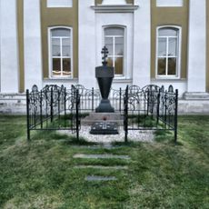 Могила участника Бородинского сражения 1812 г. генерал-майора И. Я. Шатилова (Белое)