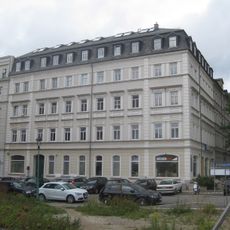 Mietshaus (zwei Hausnummern: Heinrich-Zille-Straße 2 und Straße der Nationen 35a) in Ecklage Heinrich-Zille-Straße 2