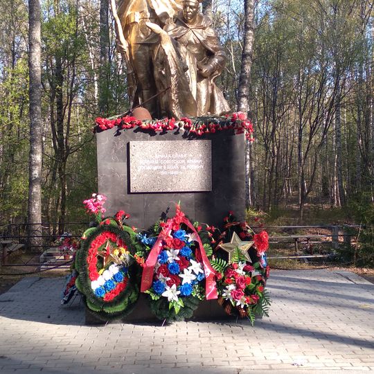 Братская могила советских воинов, погибших в борьбе с фашистами