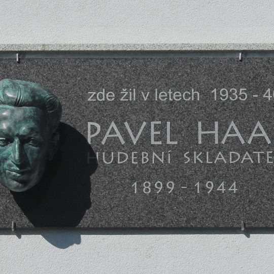 Pamětní deska Pavla Haase s bustou