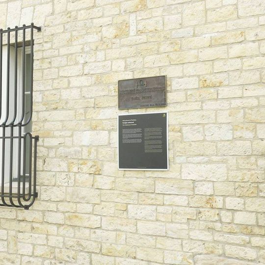 Pamětní deska Elišky Junkové na domě Úvoz 156/13 na Hradčanech