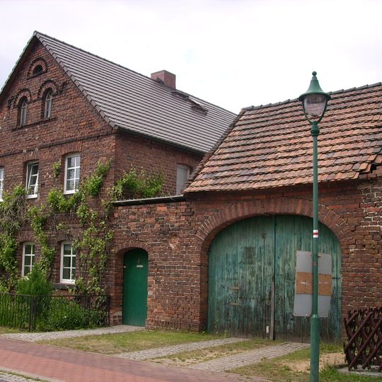 Wohnhaus, Scheune, Durchfahrt und Schuppen eines Vierseithofes Am Anger 6