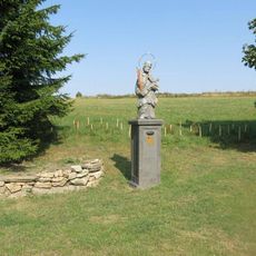 Socha svatého Jana Nepomuckého na rozcestí u kaple v Zákoutí