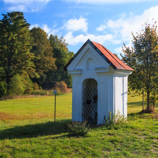 Kaplička u cesty u Markvartického rybníka