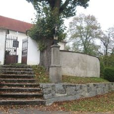 Kříž u kostela v Černívsku