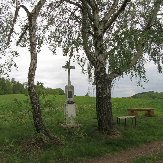 Kříž v Dolním Houžovci u cyklostezky do Skuhrova