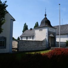Meerssenhoven Castle: gate house with walls