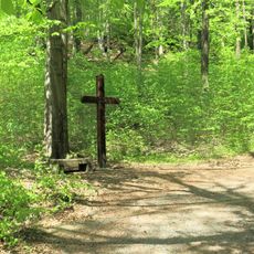 Kříž na začátku křížové cesty u Svojkova