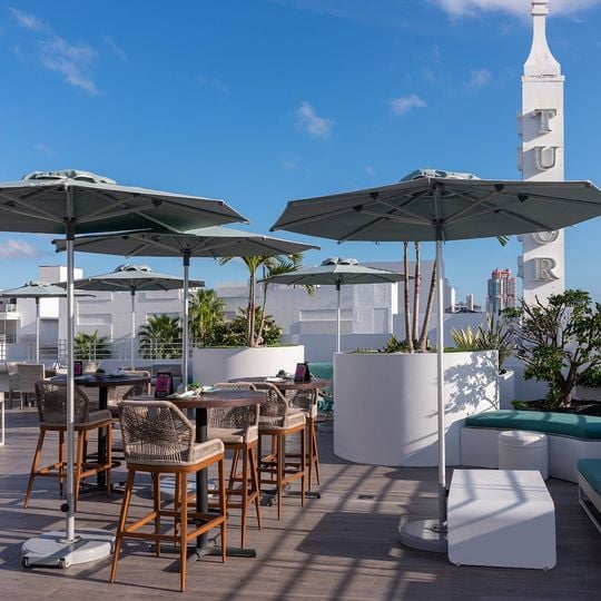 HIGHBAR Pool + Bar + Sky