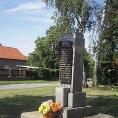 Pomník padlým na návsi v Lipníku
