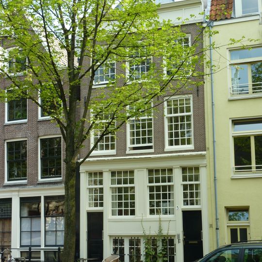 Pand met gevel onder rechte lijst