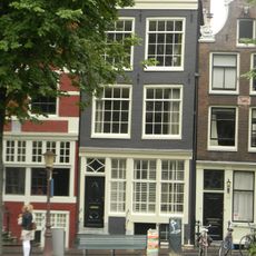 Pand met gevel onder rechte lijst met pui