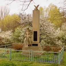 Pomník padlým v Cakově před kaplí