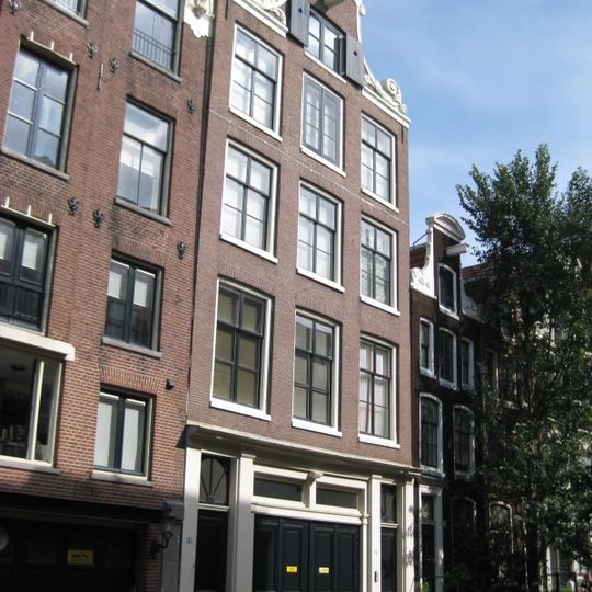 Pand met klokgevel onder houten fronton