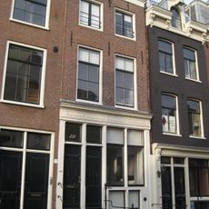 Pand met gevel onder rechte lijst