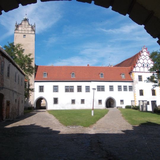 Sachgesamtheit Schloss und Schlosspark Strehla mit folgenden Einzeldenkmalen: annähernd quadratischem Schloss mit Schildmauer zwischen Nordwestturm und ruinösem Westflügel , bedeutsame Wand- und Deckenmalereien in de