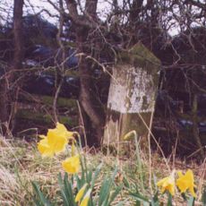 Guidestone, Long Causeway, jct Priors Lane at SE04395320