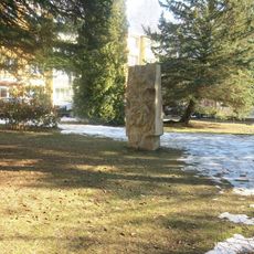 Kamenná plastika Stéla v parku ve Školní ulici