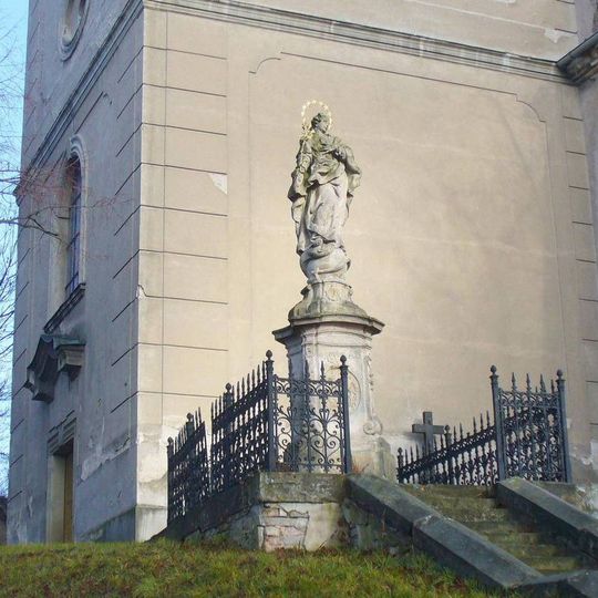 Socha Panny Marie u kostela v Dobrovici