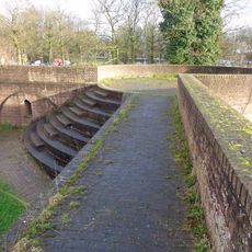In het pand of op de grens van het erf bevindende stadsmuur(resten)