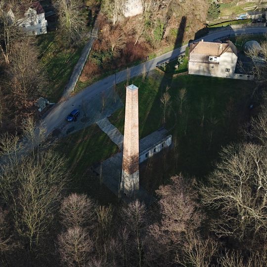 Schornstein der ehemaligen Tuchfabrik Noske und Mauer mit Gedenktafel Herrental 9