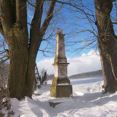 Kříž u Kosova u pěšiny v lukách