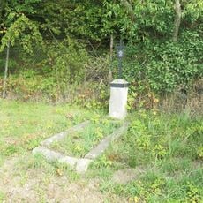 Pomník padlému ve válce 1866 u silnice východně od Kláštera Hradiště nad Jizerou