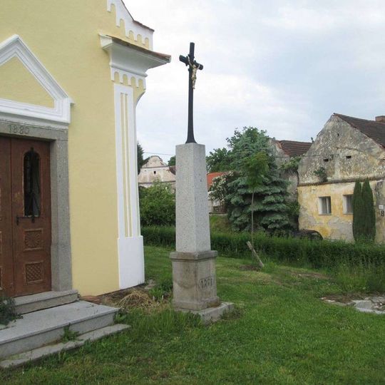 Kříž u kaple v Džroužeticích
