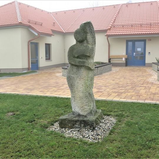 Socha před školkou v Dolním Slivně