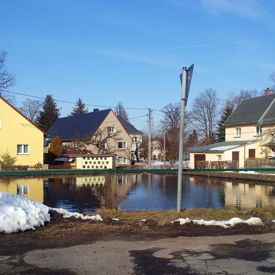 Unregelmäßig geformter Dorfteich Großerkmannsdorfer Straße