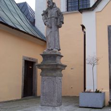 Socha svatého Františka z Assisi u kostela svatého Antonína Paduánského v Sokolově