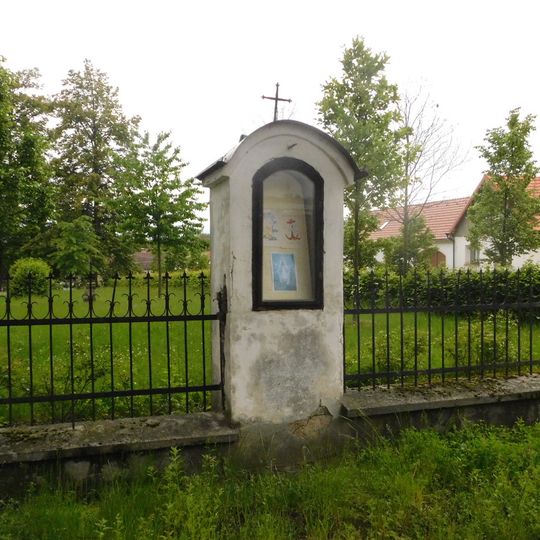 Výklenková kaplička u kostela v Senožatech
