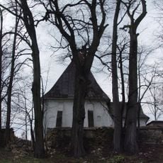 Ogrodzenie kamienne z 2 kaplicami i bramkami