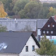 Vierseithof mit Wohnstallhaus, Scheune und zwei Seitengebäuden sowie Pflasterung des Hofes Mittweidaer Straße 125